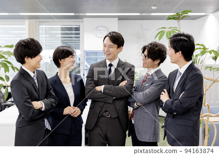 Businessmen chatting Gathering Businessmen chatting Gathering 94163874