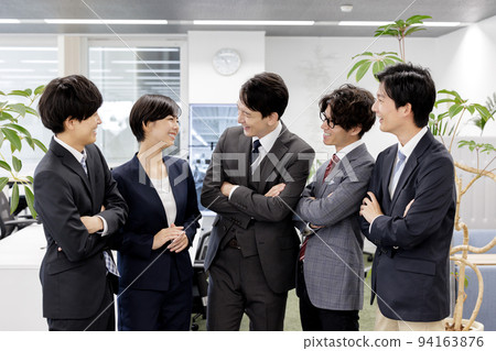 Businessmen chatting Gathering Businessmen chatting Gathering 94163876
