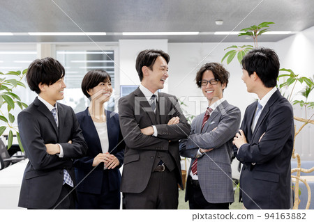 Businessmen chatting Gathering Businessmen chatting Gathering 94163882