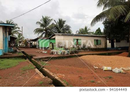 利比里亞共和國首都蒙羅維亞郊區的博拉馬西（前塞拉利昂難民安置項目區） 94164449