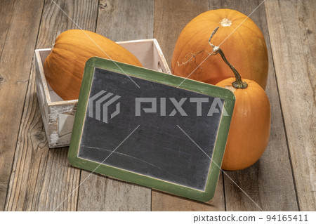 Blank slate blackboard with pumpkins 94165411