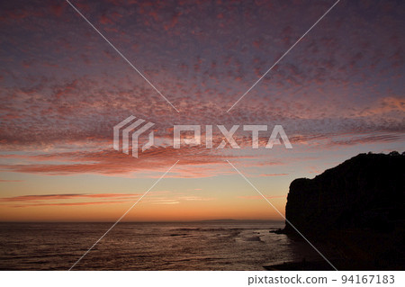 初秋北海道音部町夕陽下的豪宅海角和卷雲的景色 94167183
