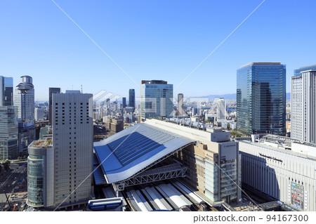 藍天下的大阪市北區梅田大阪站 94167300