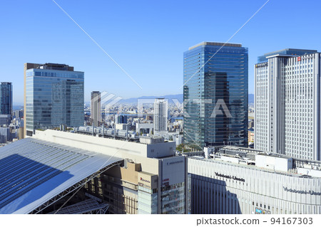 藍天下的大阪市北區梅田大阪站 94167303