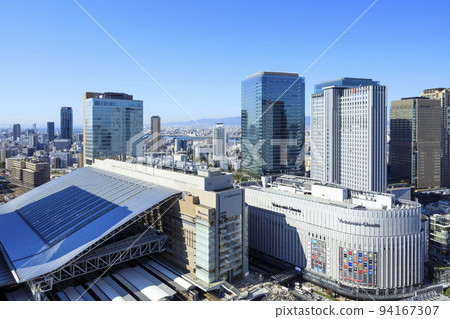 藍天下的大阪市北區梅田大阪站 94167307