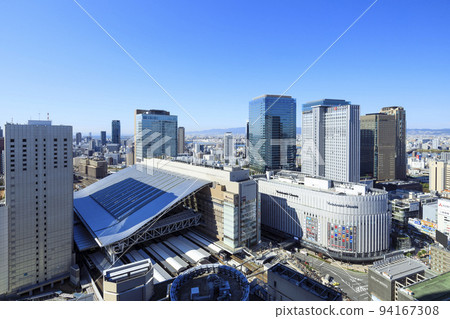 藍天下的大阪市北區梅田大阪站 94167308