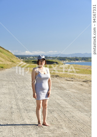 Shoot a portrait of a woman on the coast of Esashi, Hokkaido in summer Shoot a portrait of a woman on the coast of Esashi, Hokkaido in summer 94167331