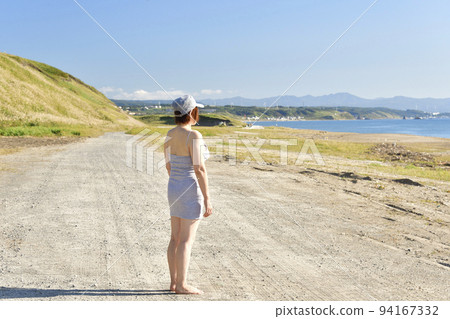 Shoot a portrait of a woman on the coast of Esashi, Hokkaido in summer Shoot a portrait of a woman on the coast of Esashi, Hokkaido in summer 94167332