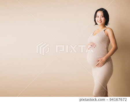 走在綠色路的孕婦 走在綠色路的孕婦 94167672