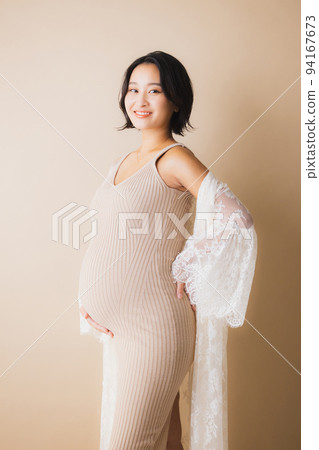 走在綠色路的孕婦 走在綠色路的孕婦 94167673