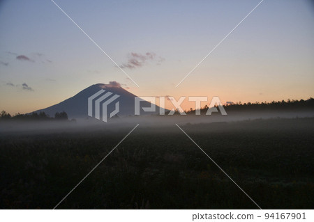 初秋北海道二世古町黎明時分拍攝羊蹄山風景 94167901