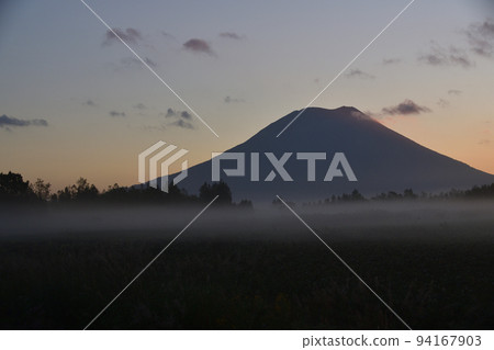 初秋北海道二世古町黎明時分拍攝羊蹄山風景 94167903