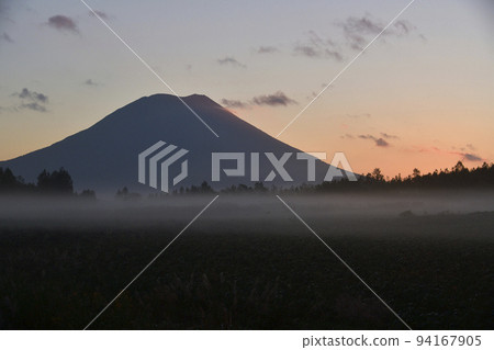 初秋北海道二世古町黎明時分拍攝羊蹄山風景 初秋北海道二世古町黎明時分拍攝羊蹄山風景 94167905