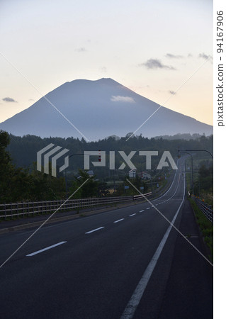 初秋北海道二世古町黎明時分拍攝羊蹄山風景 初秋北海道二世古町黎明時分拍攝羊蹄山風景 94167906