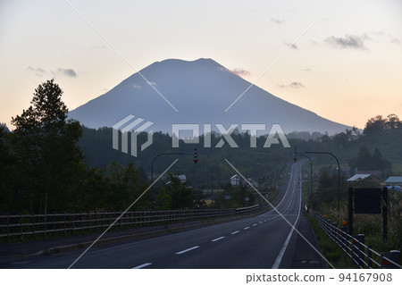 初秋北海道二世古町黎明時分拍攝羊蹄山風景 初秋北海道二世古町黎明時分拍攝羊蹄山風景 94167908