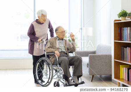 年長夫婦 94168270