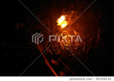 長良川上的鸕鶿船和篝火 94168316