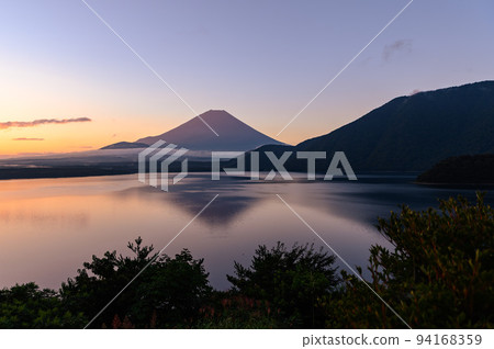(Yamanashi Prefecture) Spectacular view of upside-down Mt. Fuji reflected in the morning sky and Lake Motosu (Yamanashi Prefecture) Spectacular view of upside-down Mt. Fuji reflected in the morning sky and Lake Motosu 94168359