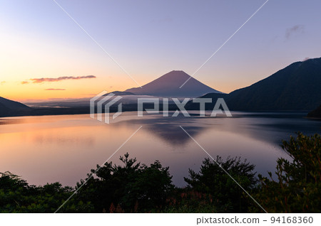 (Yamanashi Prefecture) Spectacular view of upside-down Mt. Fuji reflected in the morning sky and Lake Motosu (Yamanashi Prefecture) Spectacular view of upside-down Mt. Fuji reflected in the morning sky and Lake Motosu 94168360