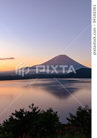 (Yamanashi Prefecture) Spectacular view of upside-down Mt. Fuji reflected in the morning sky and Lake Motosu (Yamanashi Prefecture) Spectacular view of upside-down Mt. Fuji reflected in the morning sky and Lake Motosu 94168361