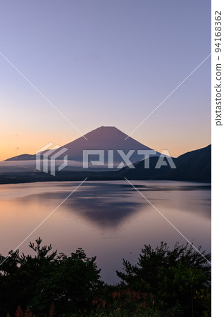 (Yamanashi Prefecture) Spectacular view of upside-down Mt. Fuji reflected in the morning sky and Lake Motosu (Yamanashi Prefecture) Spectacular view of upside-down Mt. Fuji reflected in the morning sky and Lake Motosu 94168362