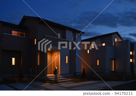 一個住宅區的晚上視圖 94170211