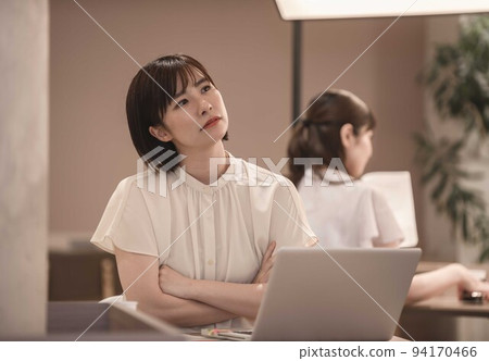 Telework image Worried woman 94170466
