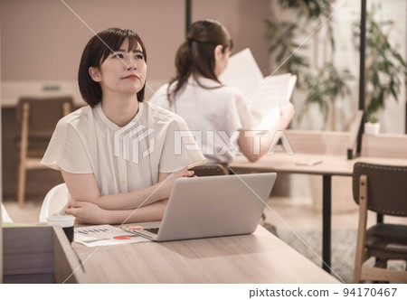 遠程辦公形象擔心的女人 遠程辦公形象擔心的女人 94170467