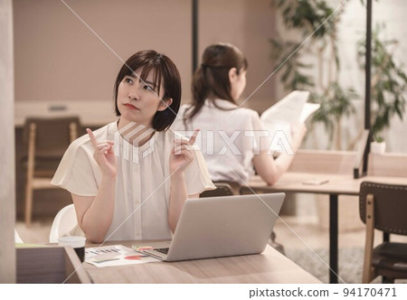 遠程辦公形象擔心的女人 遠程辦公形象擔心的女人 94170471