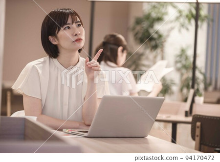 遠程辦公形象擔心的女人 遠程辦公形象擔心的女人 94170472