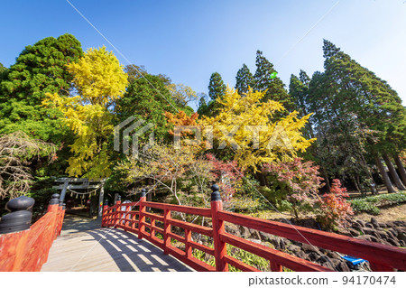Kandake Shrine and the surrounding autumn leaves Kandake Shrine and the surrounding autumn leaves 94170474