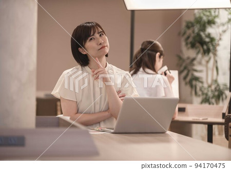 遠程辦公形象擔心的女人 遠程辦公形象擔心的女人 94170475