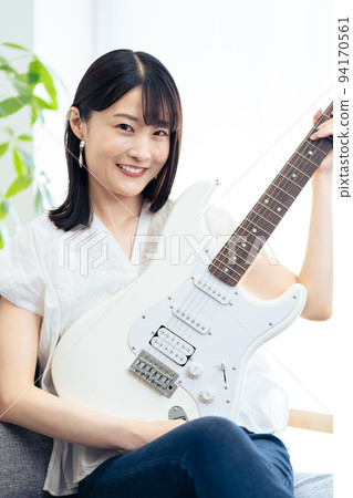 有電吉他的女人 94170561