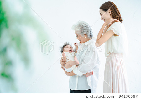 拿著嬰兒的資深婦女和母親 94170587