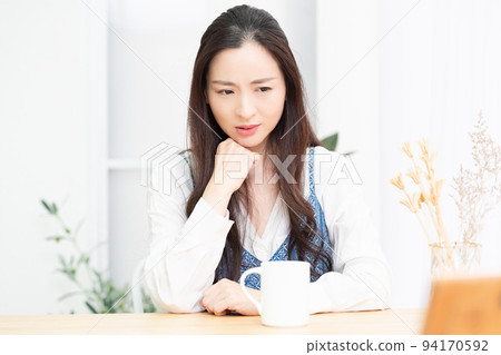 客廳裡憤怒的家庭主婦 客廳裡憤怒的家庭主婦 94170592