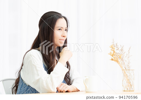 angry housewife in the living room 94170596