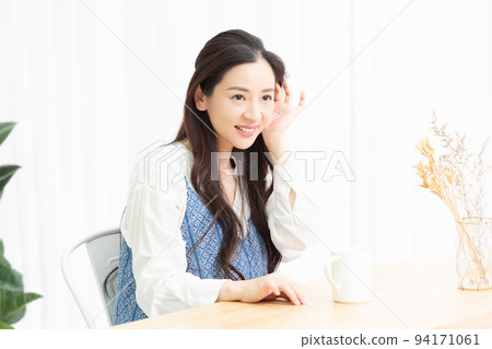 Woman listening in the living room 94171061