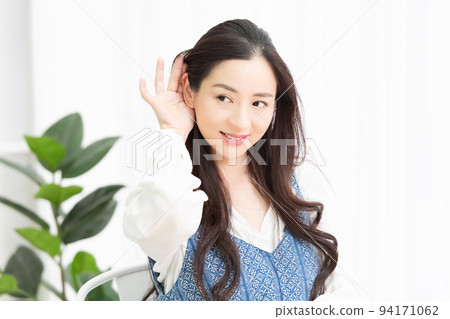 在客廳聽的女人 94171062