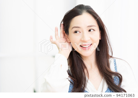 Woman listening in the living room 94171063