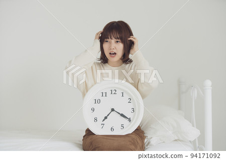A woman who is late for time and is impatient A woman who is late for time and is impatient 94171092