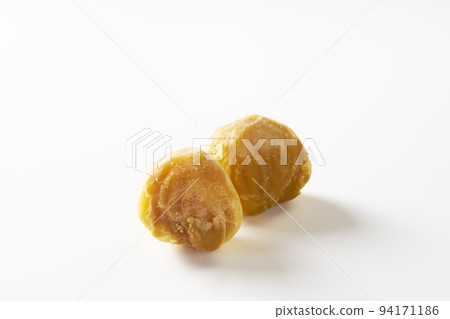 白色背景上的栗子 白色背景上的栗子 94171186