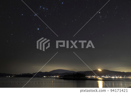 萬葉燈籠照亮的瀨戶內海冬季星空中的獵戶座 94171421