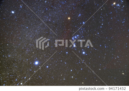 冬季星空獵戶座和冬季銀河 94171432