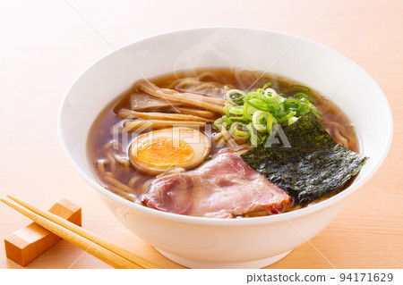Eat soy sauce noodles 94171629