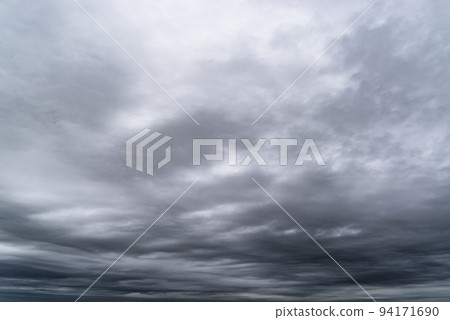 多雲天空背景廣角到半廣角 a-4 高對比度 多雲天空背景廣角到半廣角 a-4 高對比度 94171690