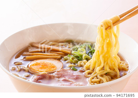 Eat soy sauce noodles 94171695