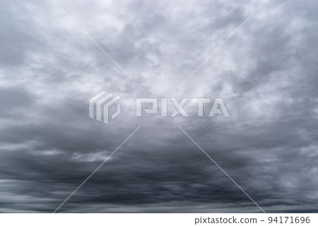 Background of cloudy sky Wide-angle to semi-wide-angle b-4 High contrast 94171696