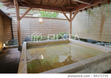 溫泉旅館的露天浴池和自由流動的溫泉的圖像 94171735