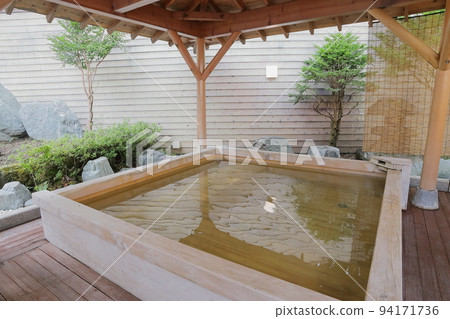 溫泉旅館的露天浴池和自由流動的溫泉的圖像 94171736