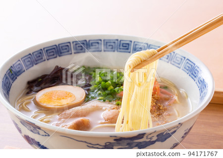 Eat pork bone ramen Eat pork bone ramen 94171767